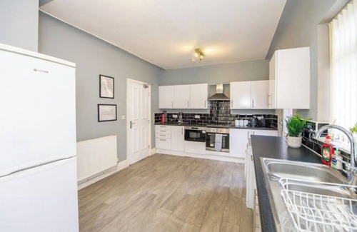 Liverpool House | Spacious 4-Bedroom House with 4 Bathrooms Near Liverpool City Centre