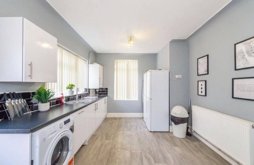 Liverpool House | Spacious 4-Bedroom House with 4 Bathrooms Near Liverpool City Centre