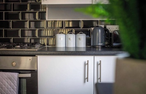 Liverpool House | Spacious 4-Bedroom House with 4 Bathrooms Near Liverpool City Centre