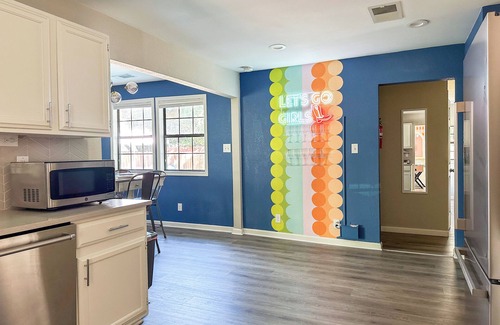 The Woods House | Spacious 4-bedroom house with Make-up bar, WiFi, Games, Hot-tub, & pool