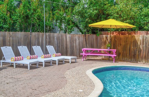 The Woods House | Spacious 4-bedroom house with Make-up bar, WiFi, Games, Hot-tub, & pool