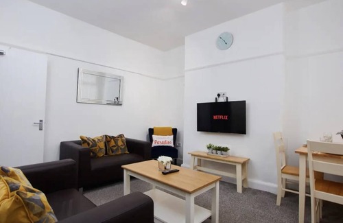 Wallasey House | Spacious 4 bedroom house in Wallasey for 7 people