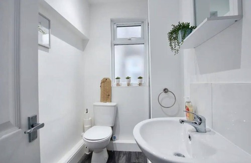 Wallasey House | Spacious 4 bedroom house in Wallasey for 7 people
