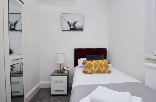 Wallasey House | Spacious 4 bedroom house in Wallasey for 7 people