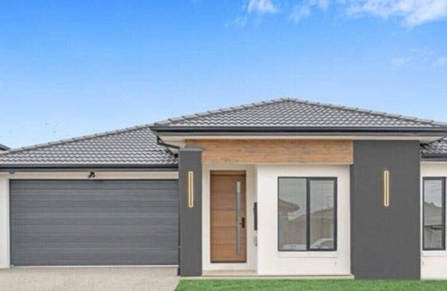 Mambourin House | Spacious 4-bedroom house with WiFi, AC in tranquil Werribee