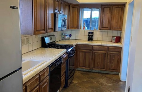 Rossmoyne House | Spacious 4-bedroom house with AC and WiFi in beautiful Glendale Pet Friendly!