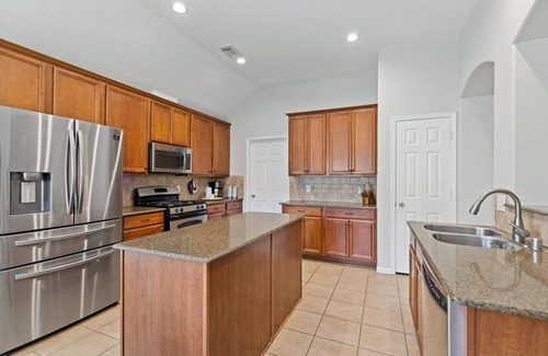 Pasadena House | Spacious 4-bedroom house in enchanting Pasadena with AC