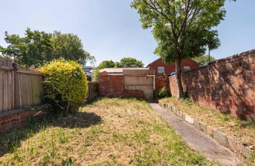 Doncaster House | Spacious 4 Bedroom House with Garden in Doncaster