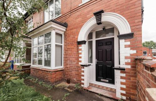 Doncaster House | Spacious 4 Bedroom House with Garden in Doncaster
