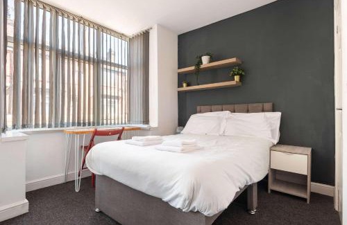 Doncaster House | Spacious 4 Bedroom House with Garden in Doncaster