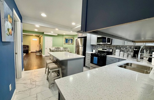 Chicago House | Spacious 4-bedroom house in welcoming Hammond . 10 minutes of horseshoe Casino.