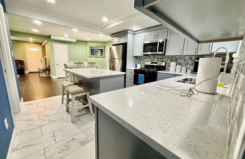 Chicago House | Spacious 4-bedroom house in welcoming Hammond . 10 minutes of horseshoe Casino.