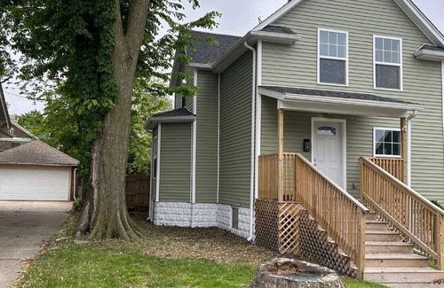 Chicago House | Spacious 4-bedroom house in welcoming Hammond . 10 minutes of horseshoe Casino.