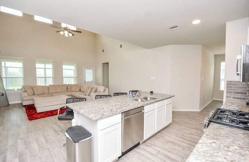 Houston House | Spacious 4-bedroom house with fitness room and WiFi in Houston