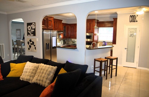 Barker House | Spacious 4-bedroom house with WiFi, AC, patio and pool in enchanting Houston