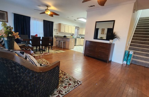 Harbor Town House | Spacious 4-bedroom House Perfect for Family weekend
