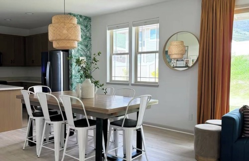 Makaha Valley House | Spacious 4-bedroom house 5 minutes from beach