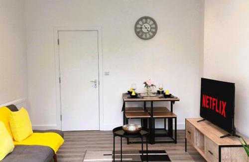 Luton Apartment | Spacious 4 Bedroom House-2 bathrooms-Contractor-Family-Relocation-Professionals-Parking-Close-to-All-Amenities