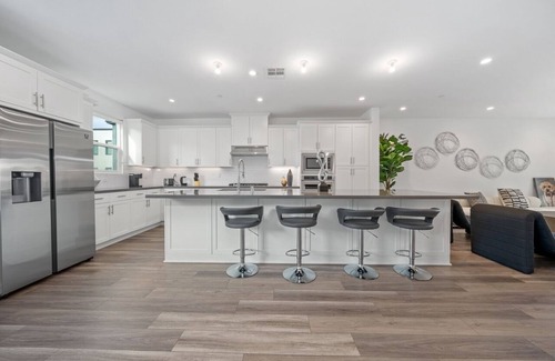 Irvine Business Complex House | Spacious 4-bedroom house in lovely Irvine with WiFi, AC
