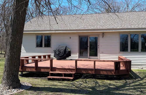 Battle Lake House | Spacious 4-bedroom house overlooking hole 2 of Balmoral golf course.