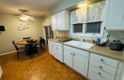 Cedar Rapids House | Spacious 4-bedroom House with AC and WiFi in Charming Cedar Rapids