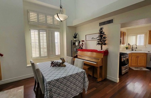 Biggs Field House | Spacious 4-bedroom house with Pool, AC and Free Wifi-perfect for families.