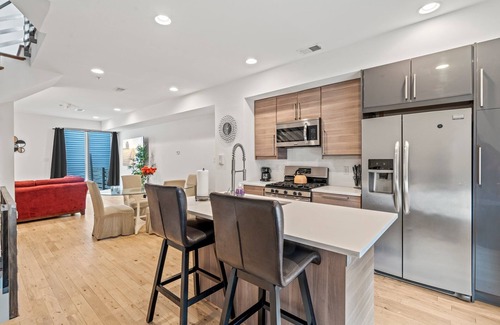 Olde Kensington House | Spacious 4-bedroom house with HotTub&King Bed in phenomenal Philadelphia
