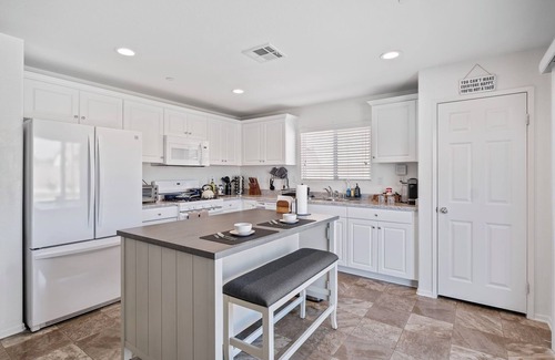 Victorville House | Spacious 4-bedroom house with backyard for families and pets