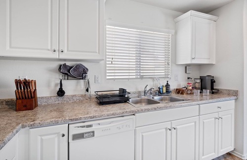 Victorville House | Spacious 4-bedroom house with backyard for families and pets