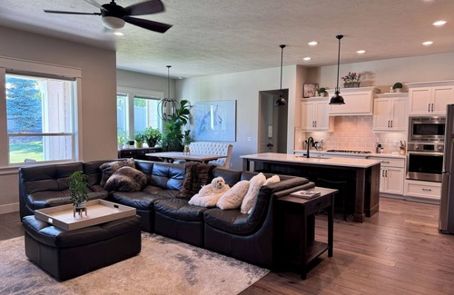Meridian House | Spacious 4 BR 3 BA home in beautiful neighborhood. Gated yard. Pet-friendly.