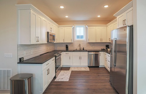 Cleveland House | Spacious 4 BR, 3BA Home Near Case Western, University Circle & Cleveland Clinic