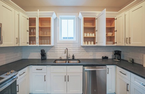 Cleveland House | Spacious 4 BR, 3BA Home Near Case Western, University Circle & Cleveland Clinic