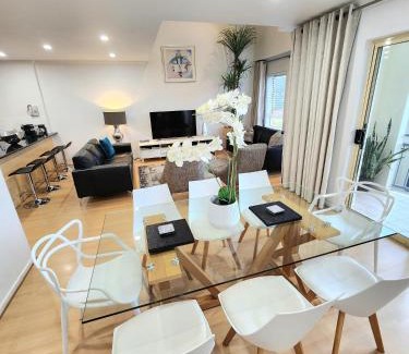 Adelaide Central Business District Apartment | Spacious 4 BR and 2 Bathrooms City Apartment