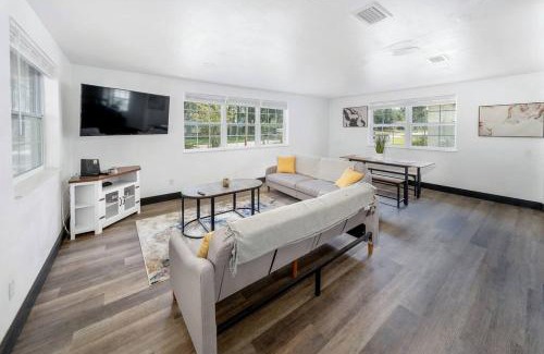 Northside House | Spacious 4-BR Home, 7 miles to TIAA Bank Field