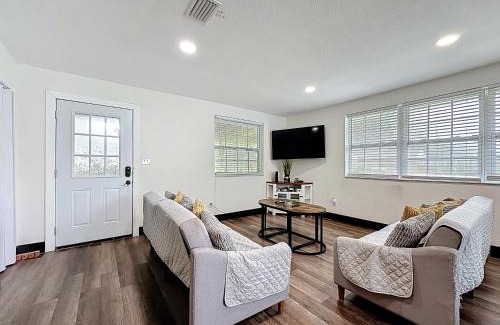 Northside House | Spacious 4-BR Home, 7 miles to TIAA Bank Field