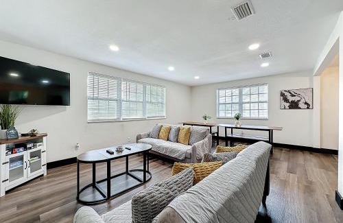 Northside House | Spacious 4-BR Home, 7 miles to TIAA Bank Field