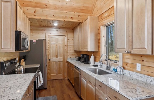 Gatlinburg - Pigeon Forge Cabin | Spacious 4 BR w/Hot Tub, Pool Table, Fire Pit, Free WiFi and Great Mtn. Views!