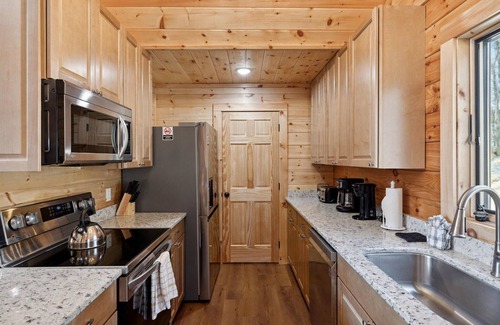 Gatlinburg - Pigeon Forge Cabin | Spacious 4 BR w/Hot Tub, Pool Table, Fire Pit, Free WiFi and Great Mtn. Views!
