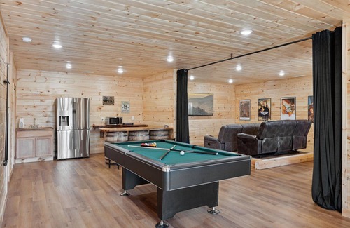 Gatlinburg - Pigeon Forge Cabin | Spacious 4 BR w/Hot Tub, Pool Table, Fire Pit, Free WiFi and Great Mtn. Views!
