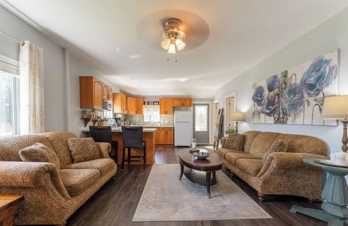 Victoria Road Cottage | Spacious 4 season cottage by Balsam Lake