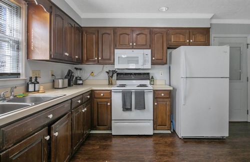 Fayetteville House | Spacious 4B/3b Home in Fayettville, Big backyard!