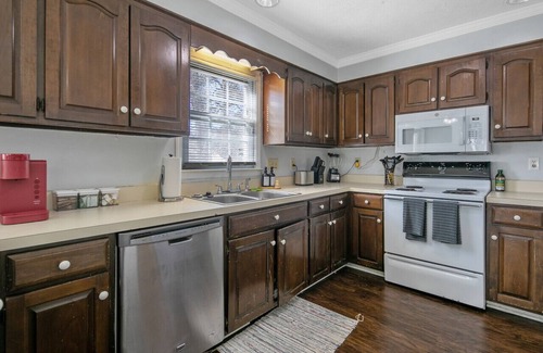 Fayetteville House | Spacious 4B/3b Home in Fayettville, Big backyard!