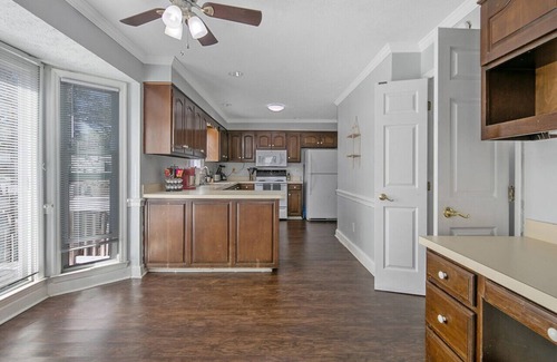 Fayetteville House | Spacious 4B/3b Home in Fayettville, Big backyard!