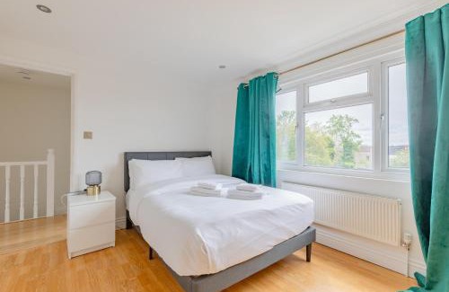 Leyton House | Spacious 4BD Home with Large Garden East London