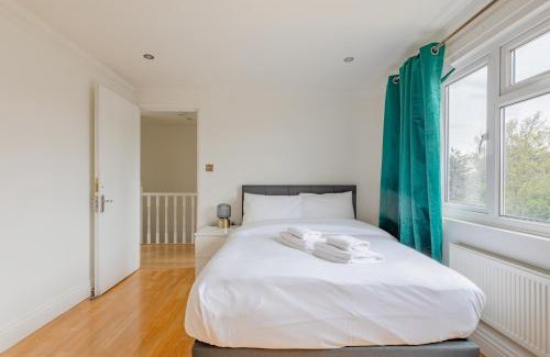 Leyton House | Spacious 4BD Home with Large Garden East London