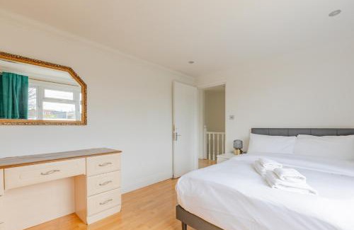 Leyton House | Spacious 4BD Home with Large Garden East London
