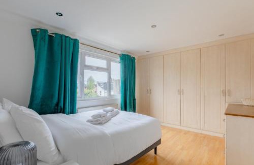 Leyton House | Spacious 4BD Home with Large Garden East London
