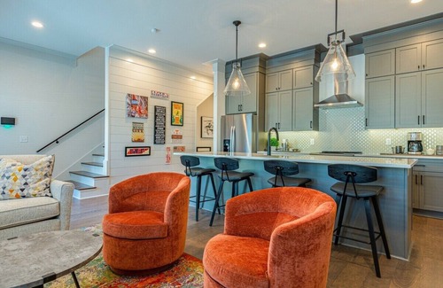 Eastwood House | Spacious 4bd minutes from Broadway - Sleeps 12!