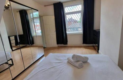 Manchester House | Spacious 4BD with great links to Manchester centre