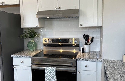 Martinez House | Spacious 4Bed/2Bath:Newly Refurbished: 2 Floors w/2 Living Rooms: 15 Min to GOLF